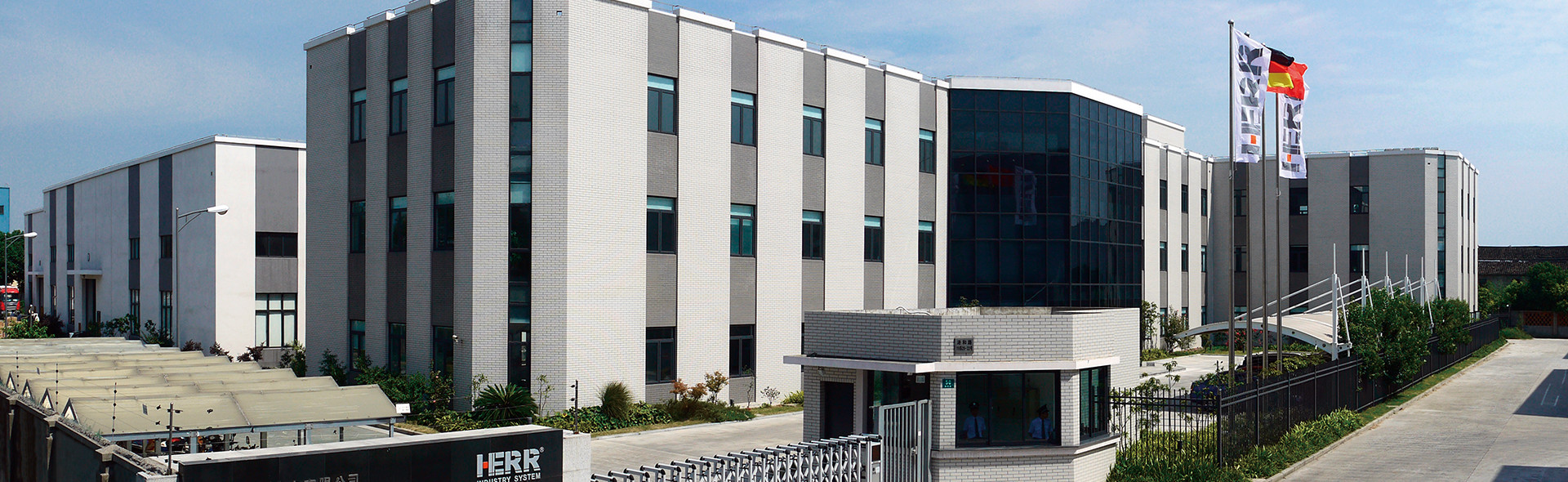 HERR工業支持這要減少對員工和設備粉塵污染，煙霧及油霧潛在危險的公司。隨著我們的產品，我們也確保符合當地法律要求。